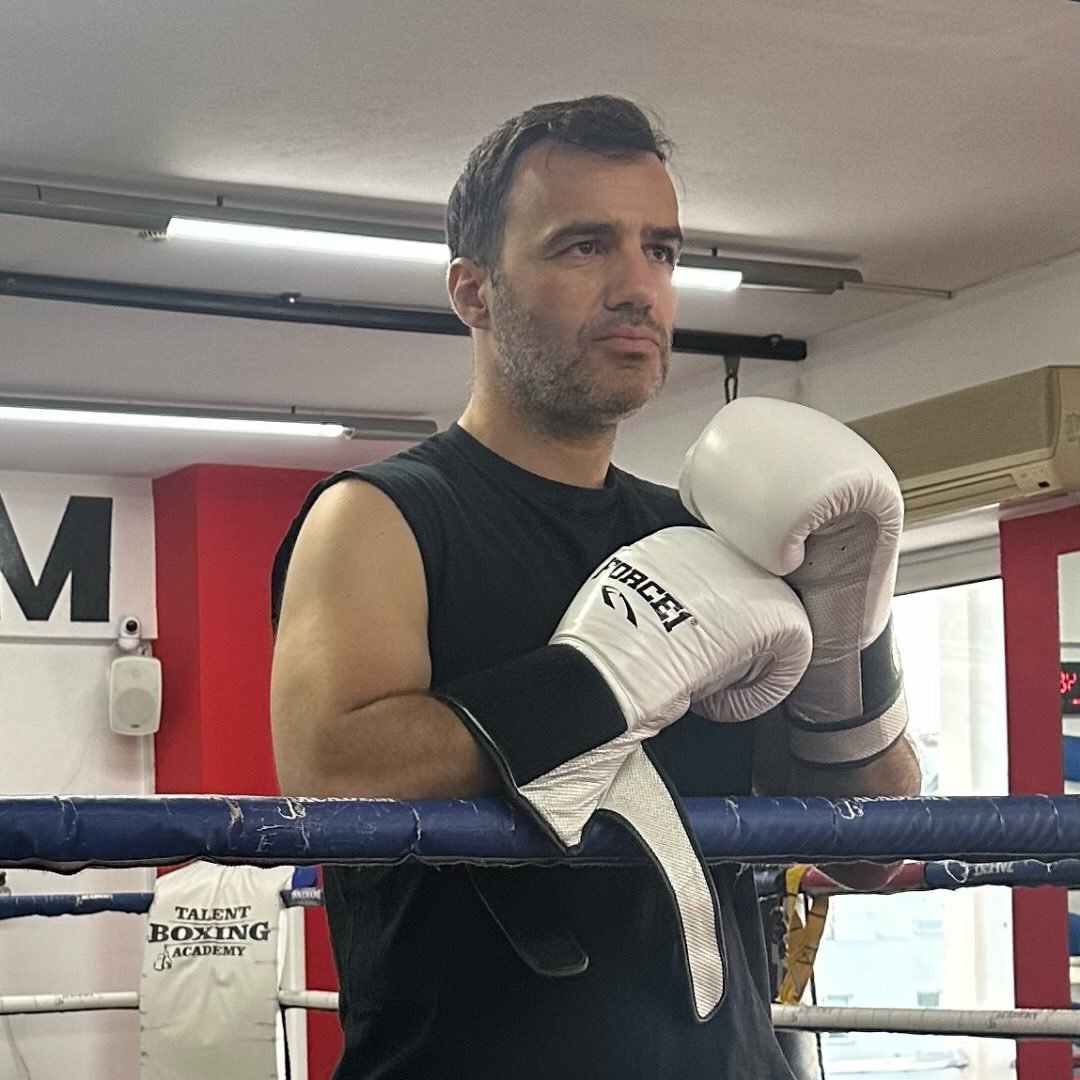 Head coach της Talent Boxing Academy στο ρινγκ με λευκά γάντια πυγμαχίας